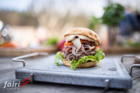 Recept: Hovězí burger na lávovém kameni